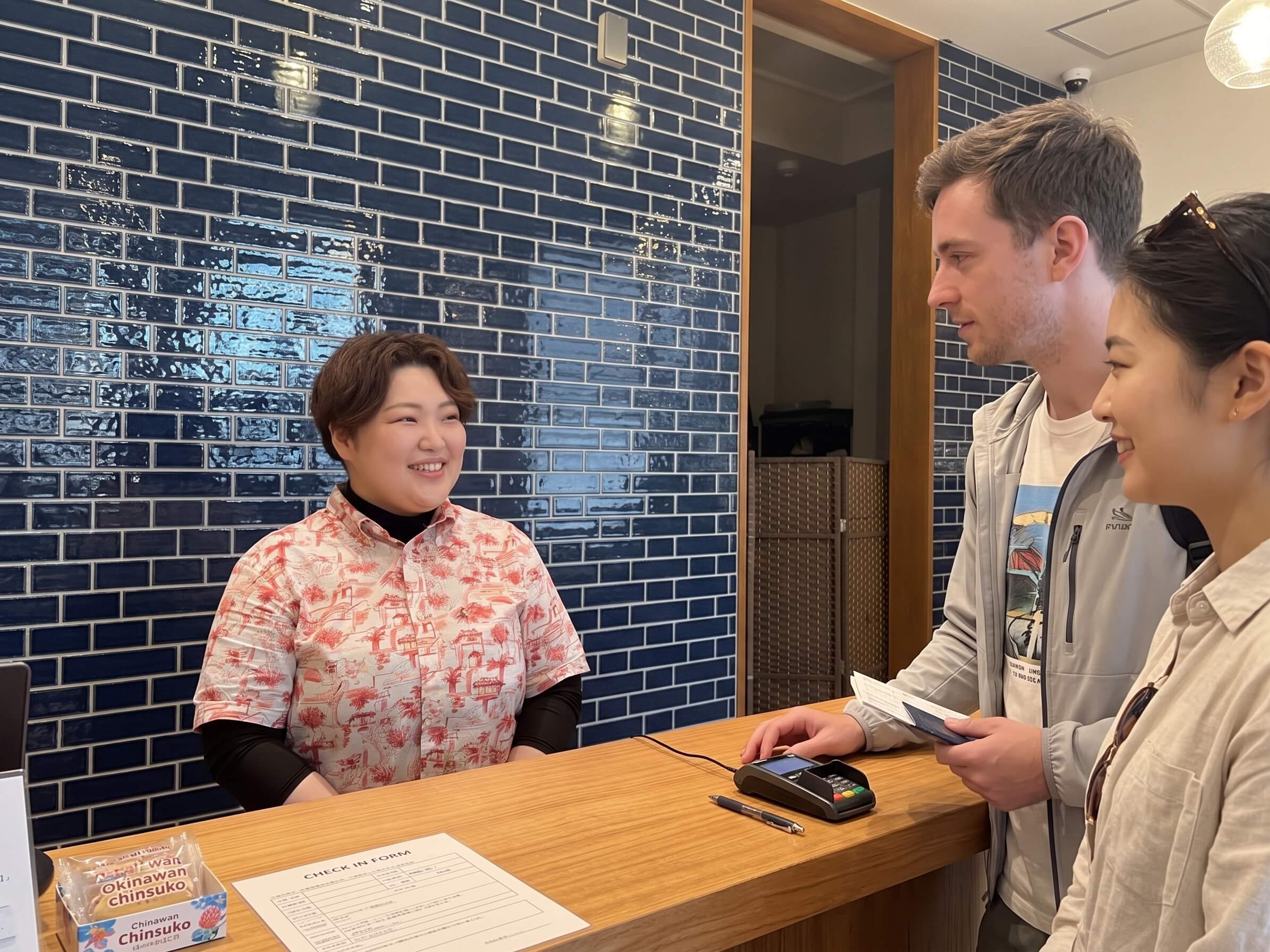 お客様と笑顔で会話するスタッフ