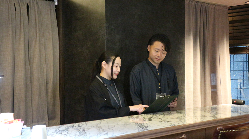 旅館で働くスタッフ